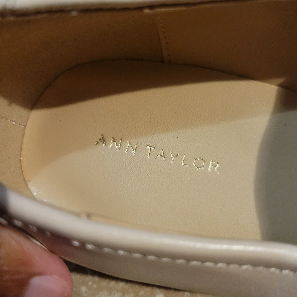 Ann Taylor Women's Elegant Cream Preppy Leather Loafers with Gold Chain. Size 8 - Picture 7 of 10